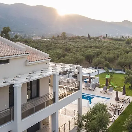 Daisy's Garden - With Private Pool, Ideal For Large Groups, By Zantewize Villa